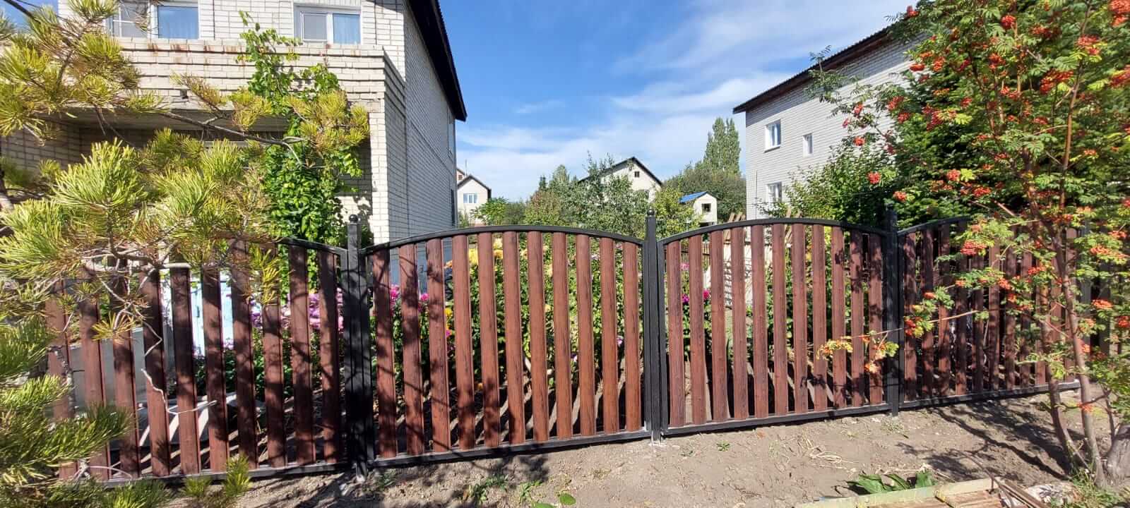 забор из штакетника каштан красный фото2 в Переславле-Залесском