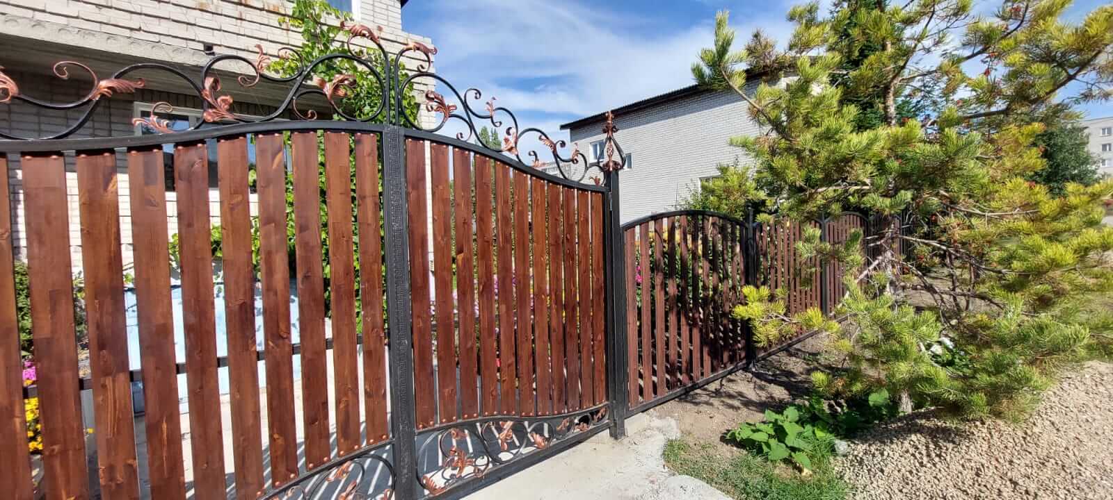 забор из штакетника каштан красный фото1 в Переславле-Залесском