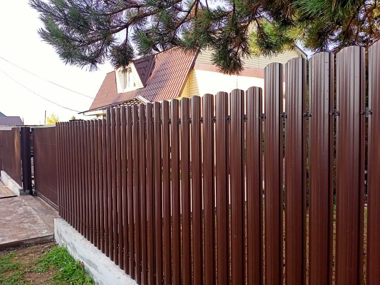 забор из штакетника шоколад фото1 в Переславле-Залесском