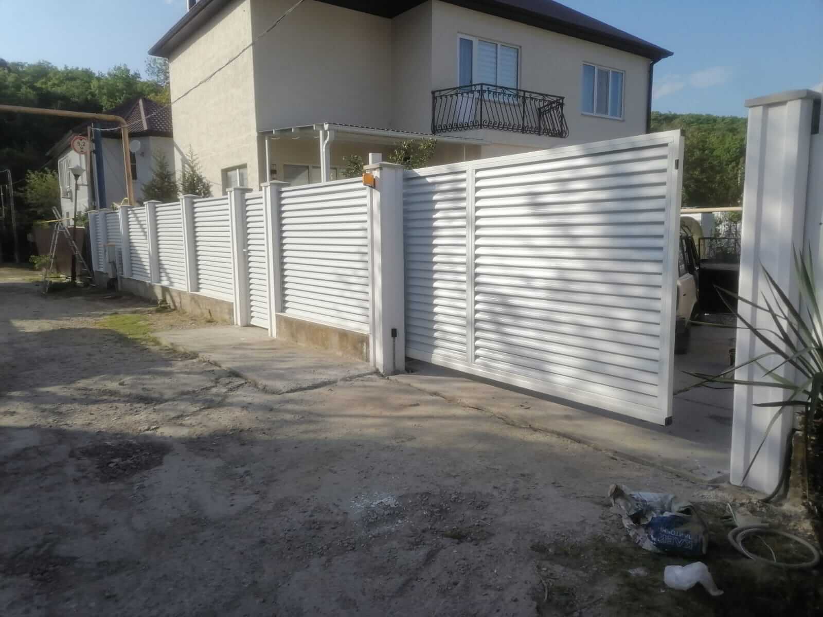 Забор с ламелями еврожалюзи ral9003/9003 Белый 2-х сторонний фото5 в Переславле-Залесском