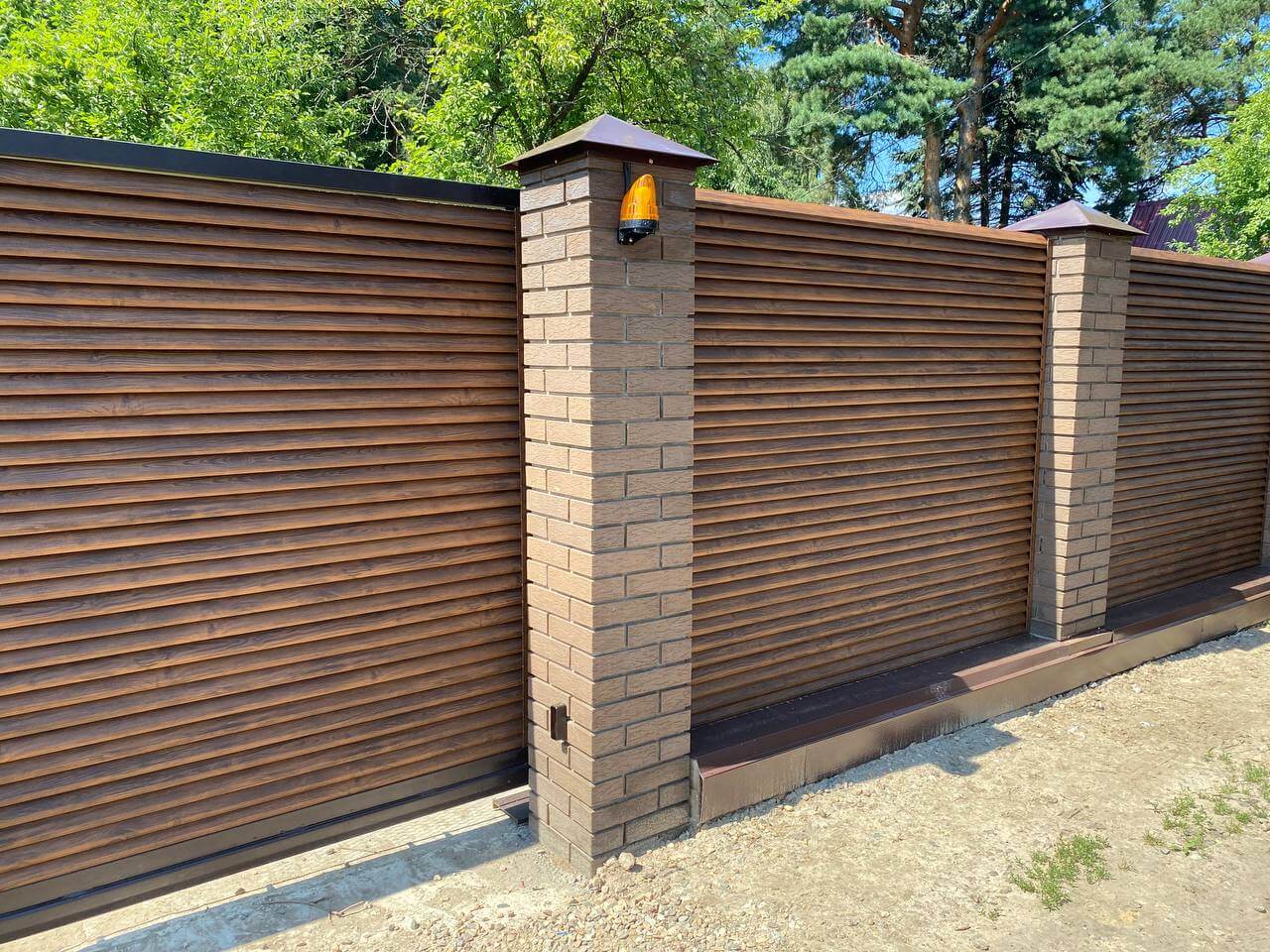 Забор-жалюзи с ламелями Реснички Printech Каштан фото1 в Переславле-Залесском