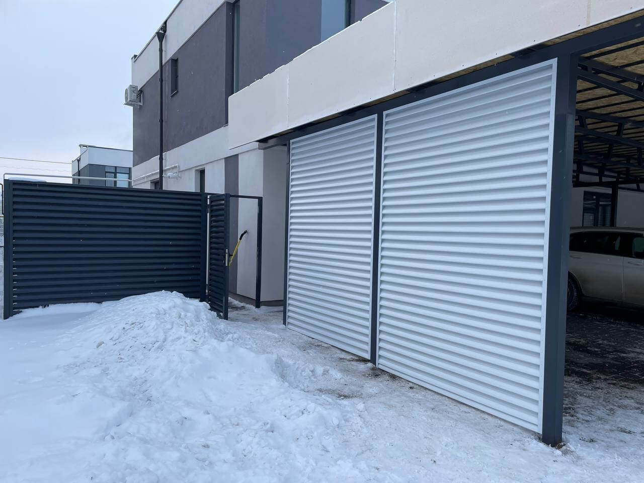 Парковочное место из ламелей Еврожалюзи RAL9003/9003 Белый двусторонний фото 1 в Переславле-Залесском