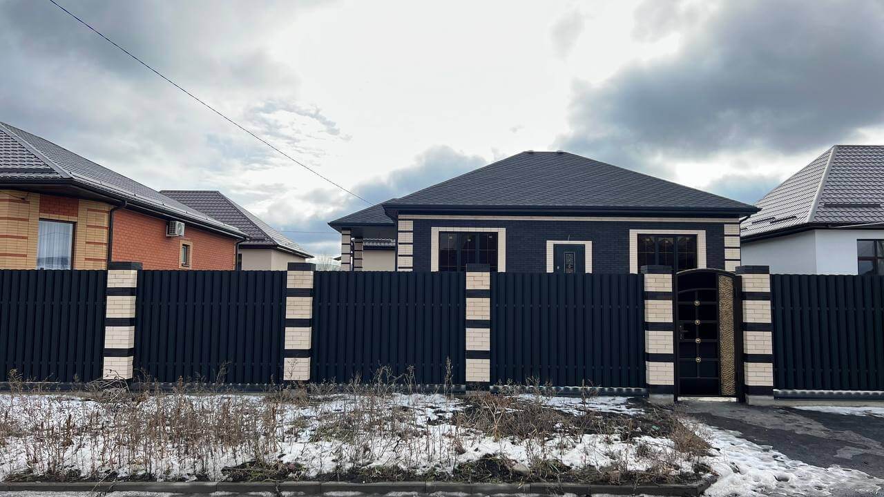 Забор из металлического штакетника RAL9005 Черный МАТТЕ фото 3 в Переславле-Залесском
