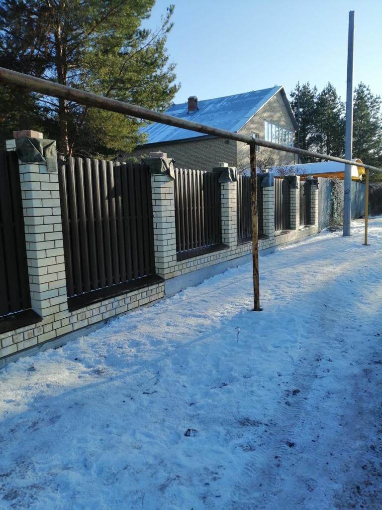 Забор из штакетника RAL8017 Шоколад в Переславле-Залесском