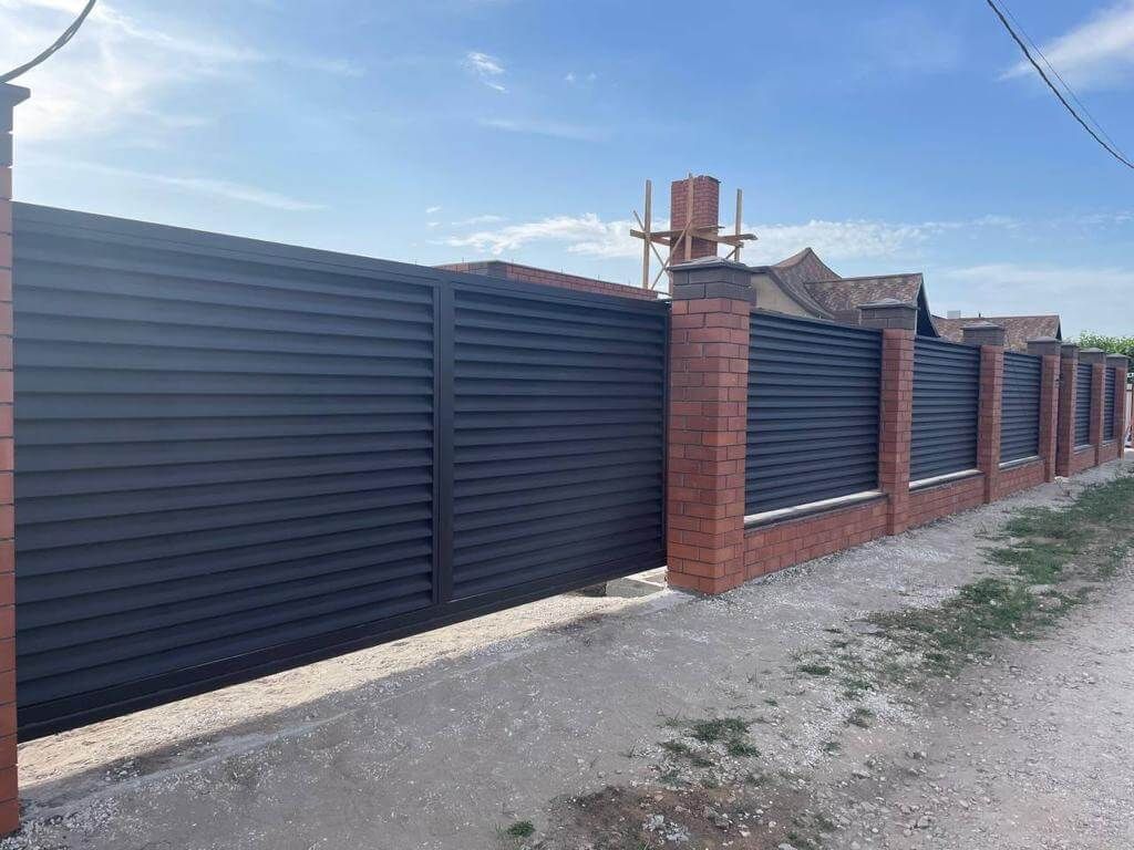 Забор из ламелей еврожалюзи 21м RAL8019/8019 Темный Шоколад МАТТЕ двухсторонний в Переславле-Залесском