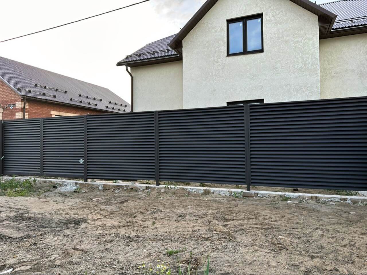 Забор с ламелями еврожалюзи 18м RAL8019/8019 Темный Шоколад МАТТЕ двусторонний фото 1 в Переславле-Залесском