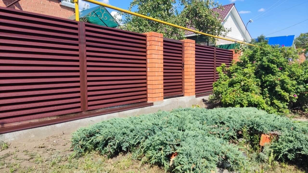 Забор-жалюзи из ламелей Еврожалюзи 20м RAL8017 Шоколад фото 1 в Переславле-Залесском