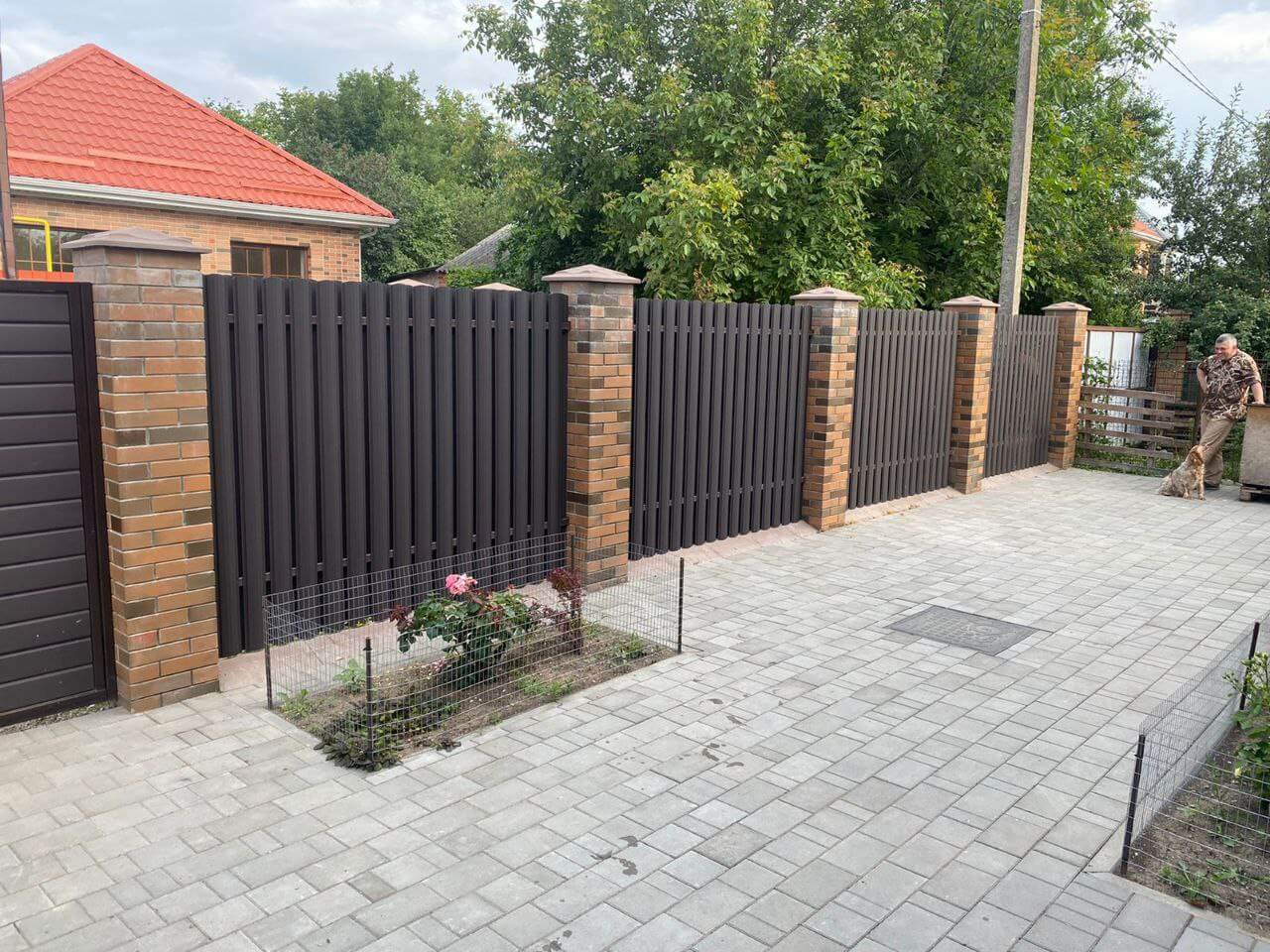 Забор из штакетника полукруглого 22м RAL8019 Темный Шоколад МАТТЕ фото 3 в Переславле-Залесском