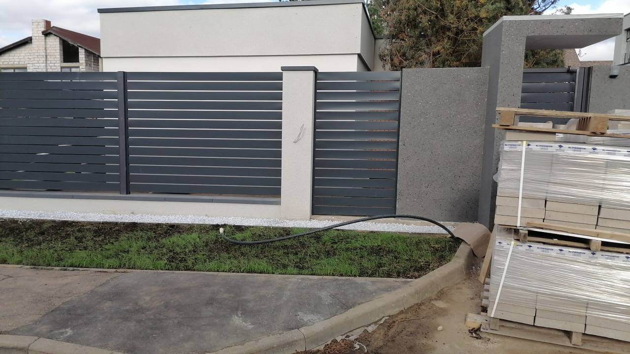 Забор-ранчо из металлопланкена 36м RAL7024 Серый Графит фото 8 в Переславле-Залесском