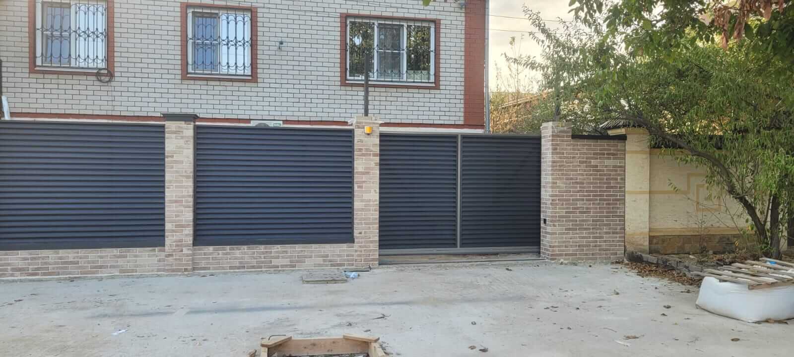 Забор-жалюзи с ламелями ЭКО-Z US усиленные 20м RAL7024/7024 Серый Графит двусторонний МАТТЕ фото 2 в Переславле-Залесском