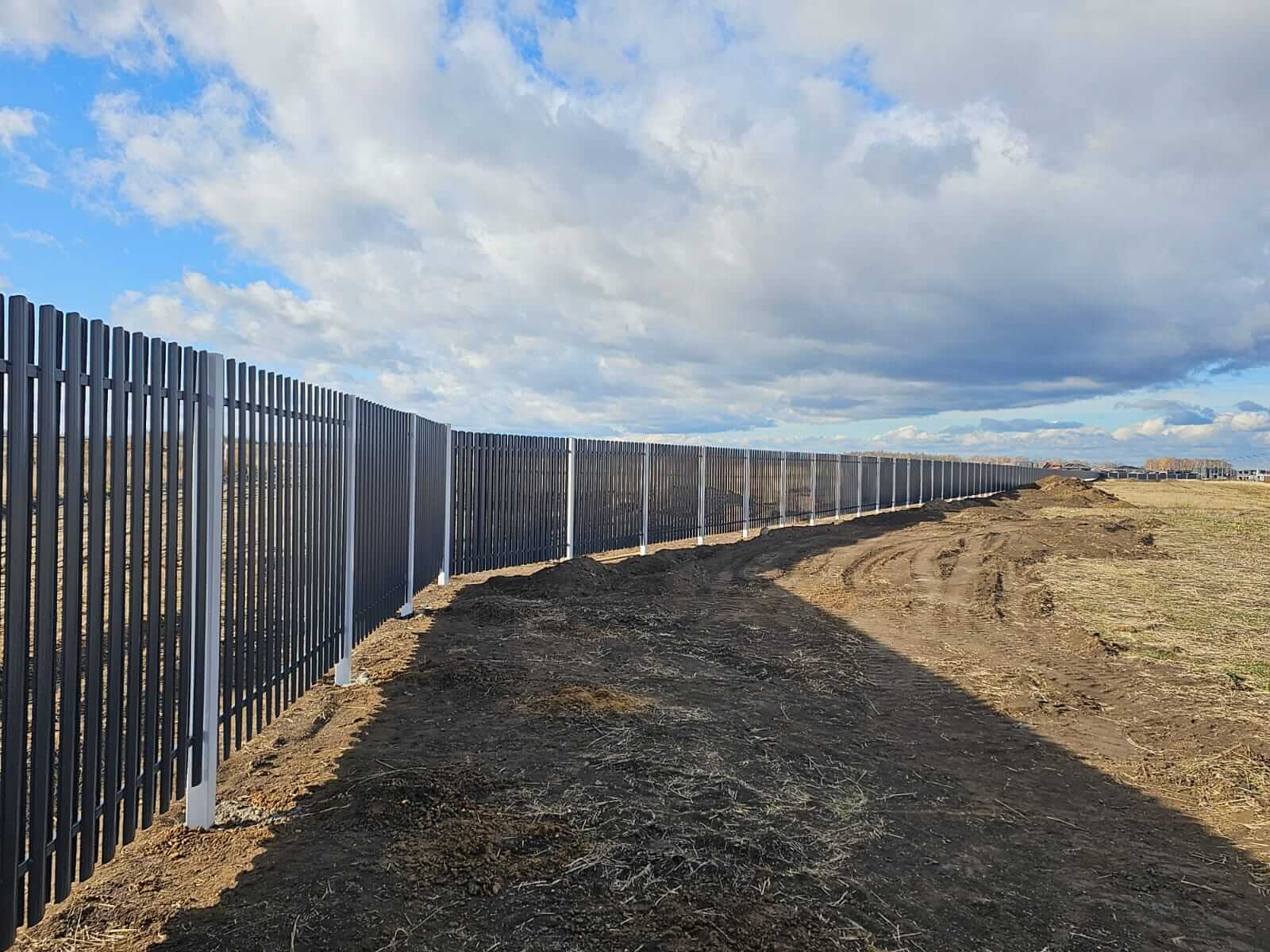 Забор из евроштакетника 234м RAL7024/7024 Серый Графит двусторонний фото 3 в Переславле-Залесском