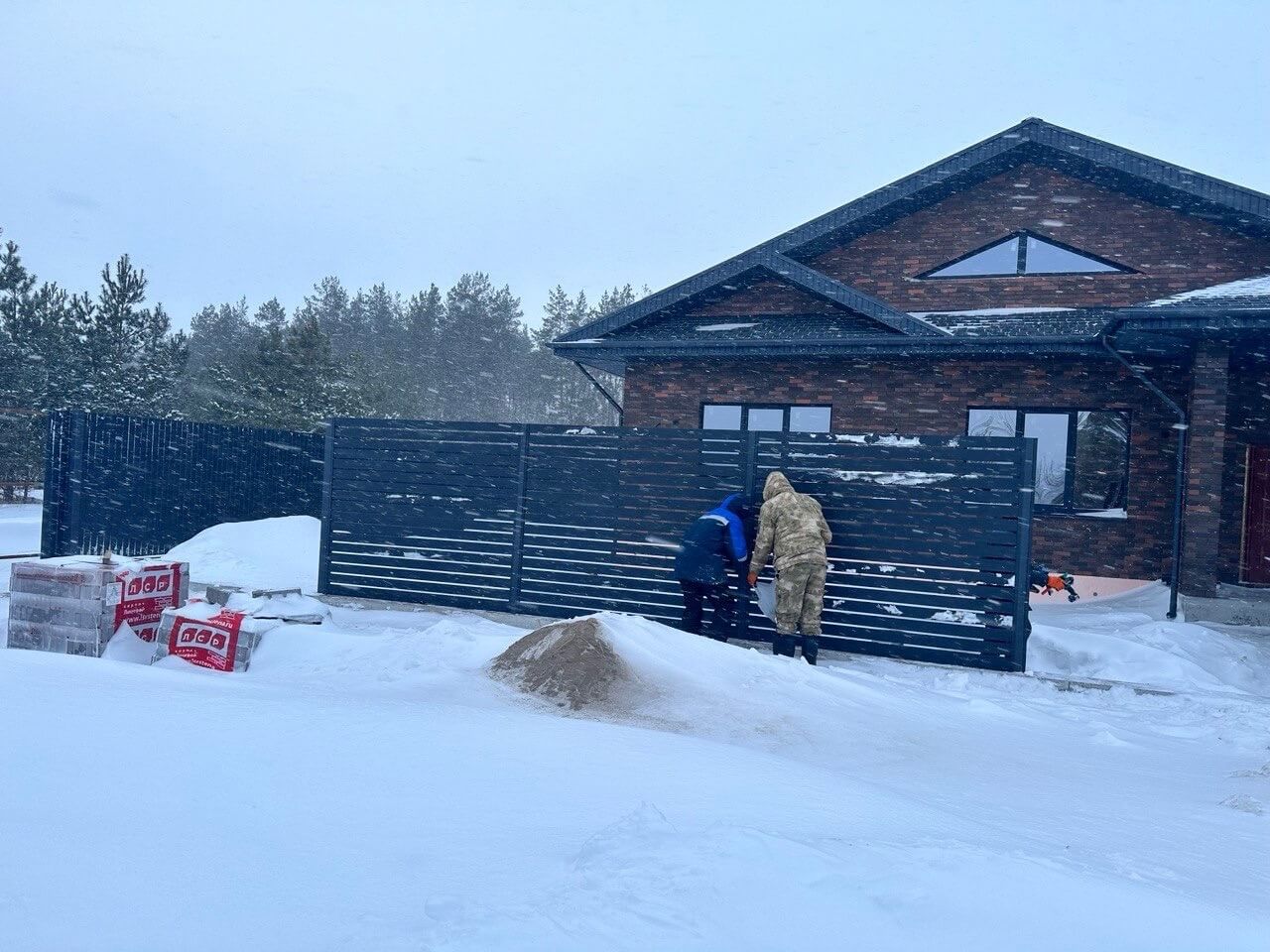 Забор-ранчо из металлопланкена 26м RAL7024 Серый Графит МАТТЕ фото 1 в Переславле-Залесском