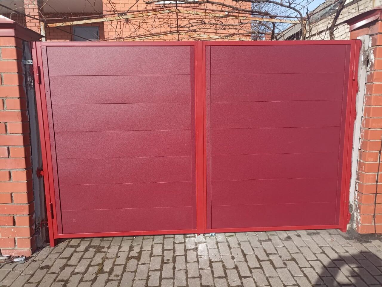 Ворота и калитка из металлопланкена 4м RAL3005 Красное Вино, Стальной Бархат фото 1 в Переславле-Залесском