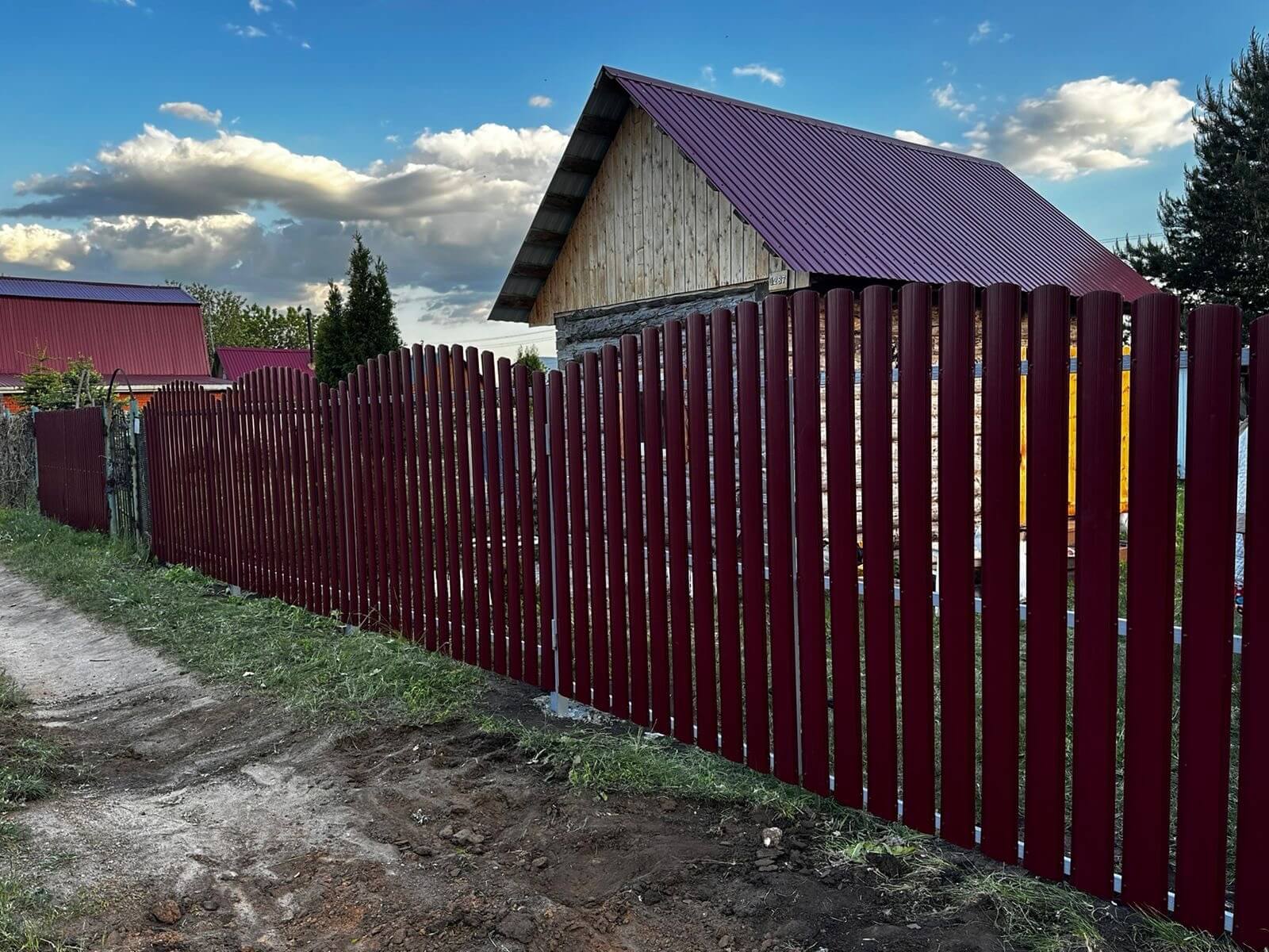 Забор из евроштакетника 28м RAL3005 Красное Вино фото 4 в Переславле-Залесском