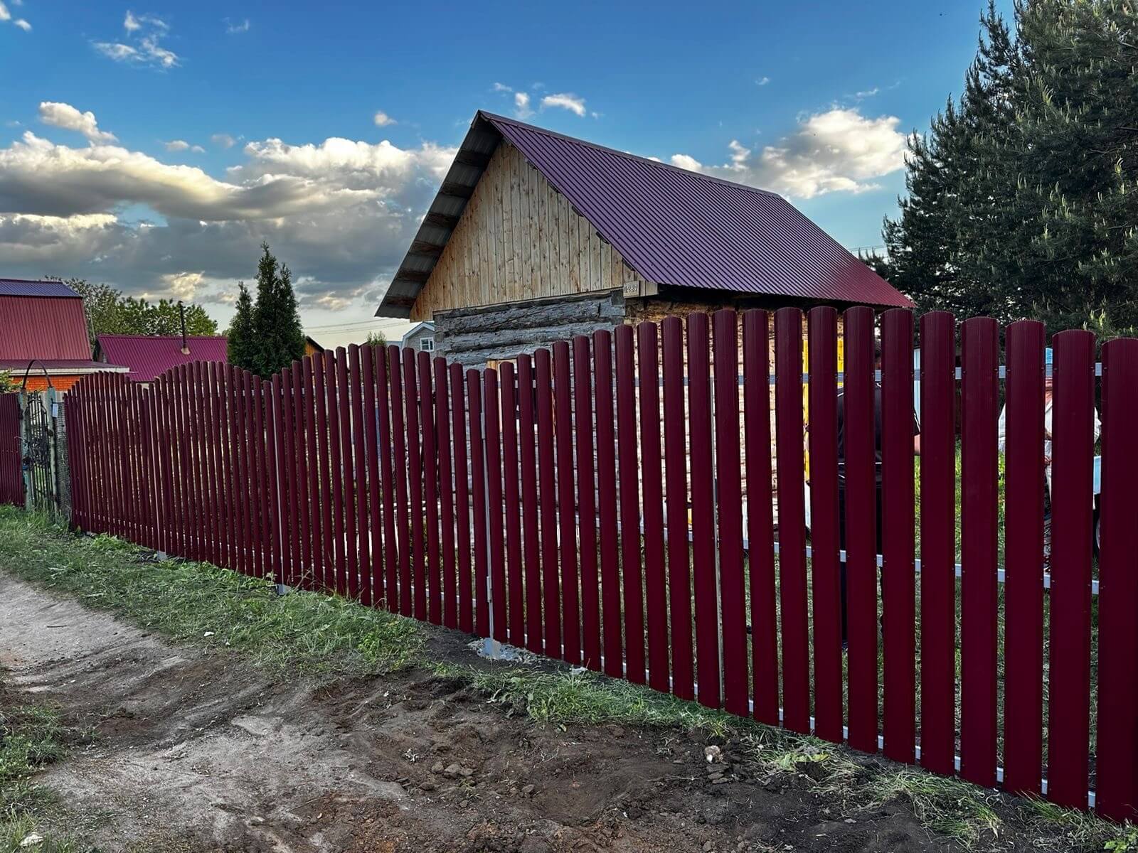 Забор из евроштакетника 28м RAL3005 Красное Вино фото 2 в Переславле-Залесском