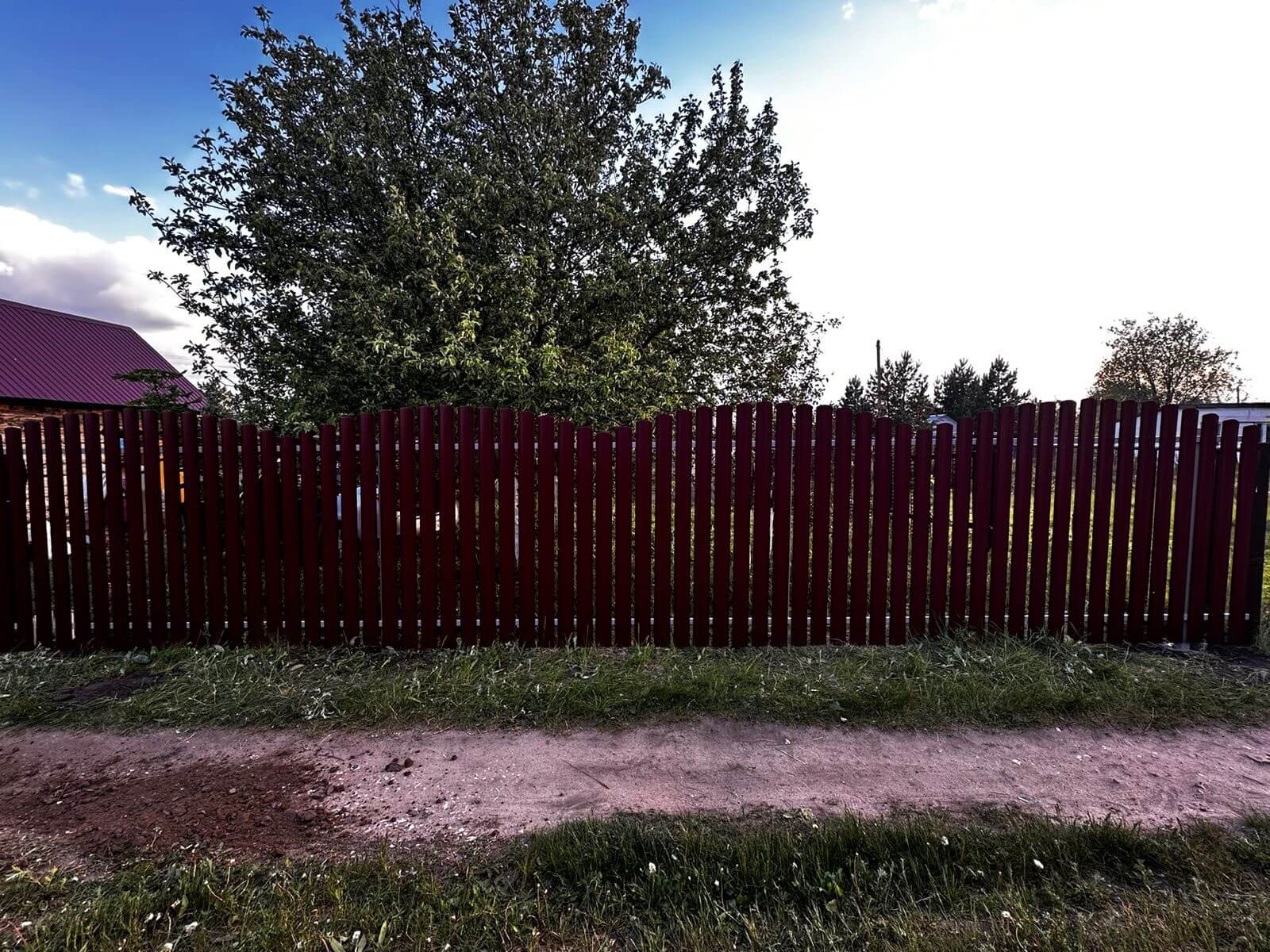 Забор из евроштакетника 28м RAL3005 Красное Вино фото 1 в Переславле-Залесском