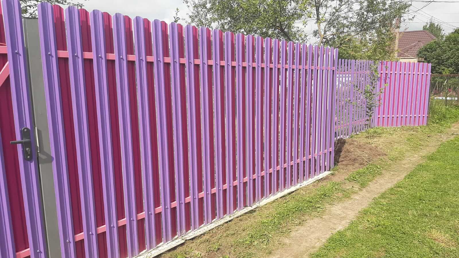Двухцветный забор из евроштакетника 44м RAL4005 Сиреневый, RAL4006 Пурпурный фото 4 в Переславле-Залесском