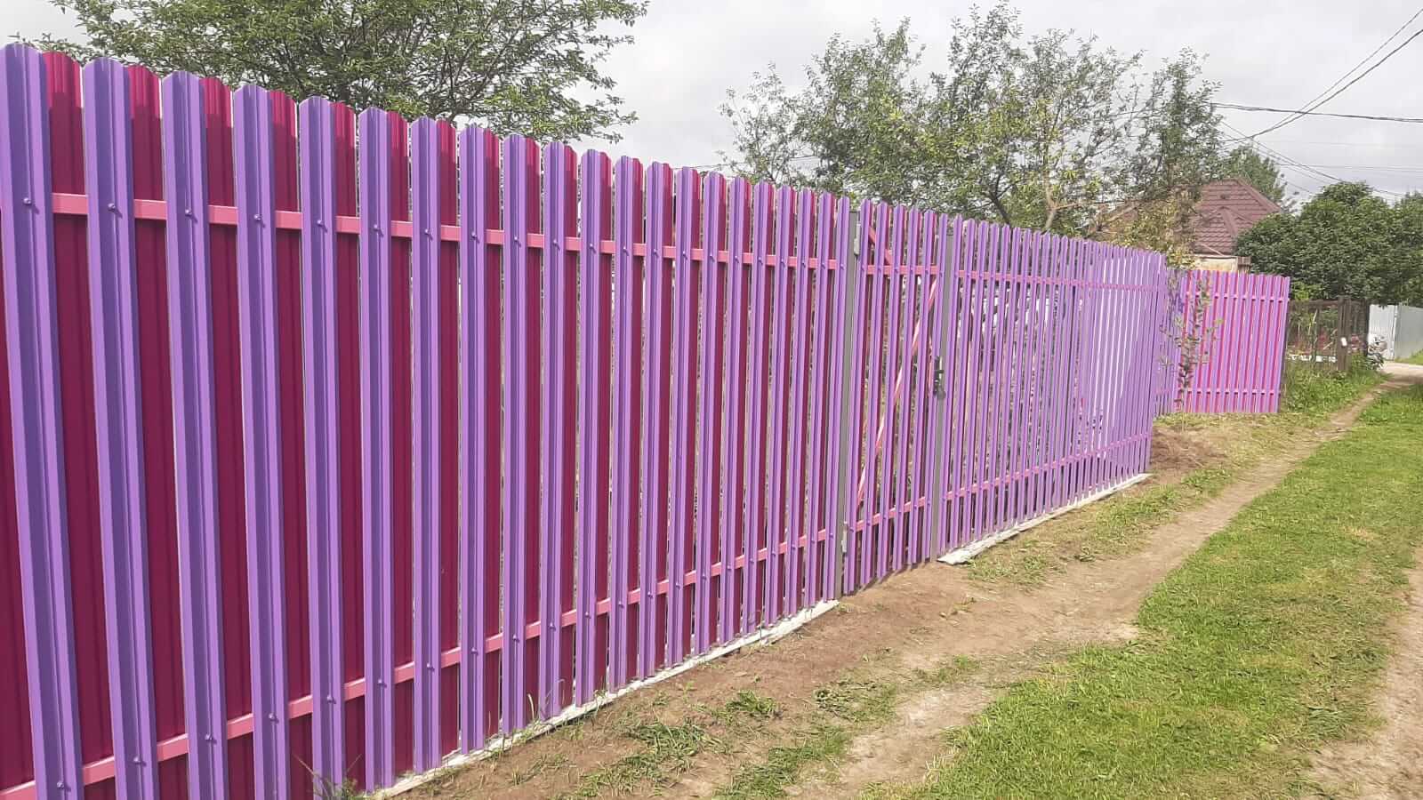 Двухцветный забор из евроштакетника 44м RAL4005 Сиреневый, RAL4006 Пурпурный фото 3 в Переславле-Залесском