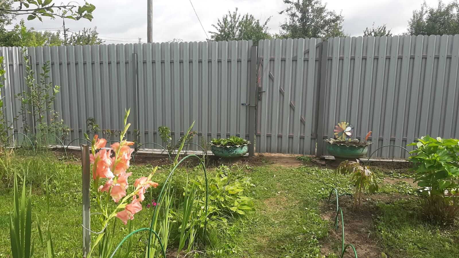 Двухцветный забор из евроштакетника 44м RAL4005 Сиреневый, RAL4006 Пурпурный фото 1 в Переславле-Залесском