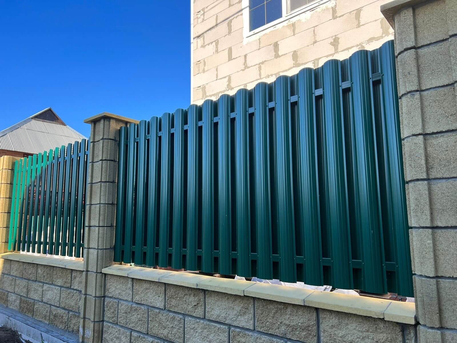 Забор из евроштакетника 22м RAL6005/6005 Зеленый Мох двусторонний фото 7 в Переславле-Залесском