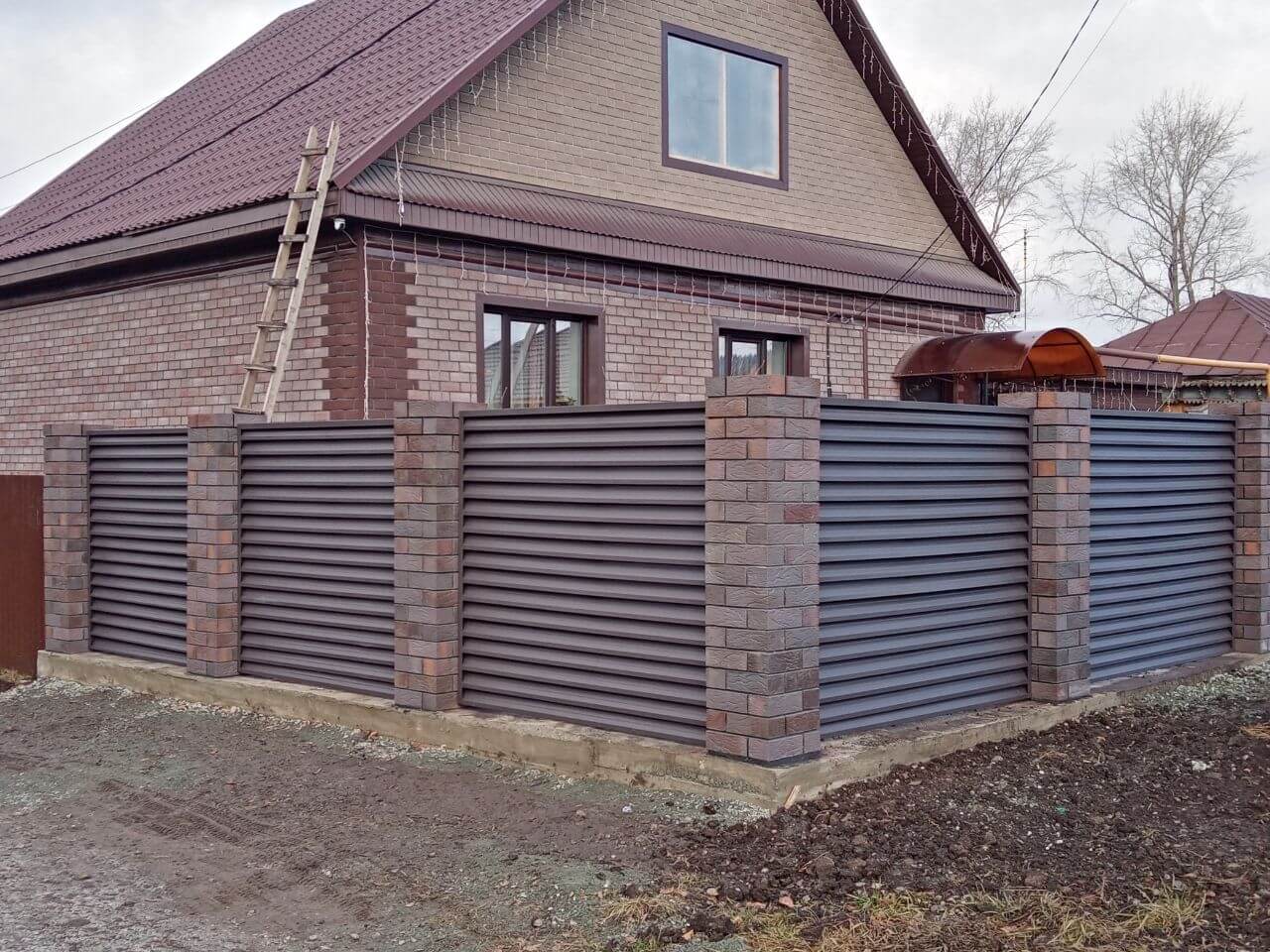 Забор-жалюзи из ламелей ЭКО-Z-US (усиленные) 30м RAL8019/8019 Темный Шоколад двусторонний МАТТЕ фото 3 в Переславле-Залесском