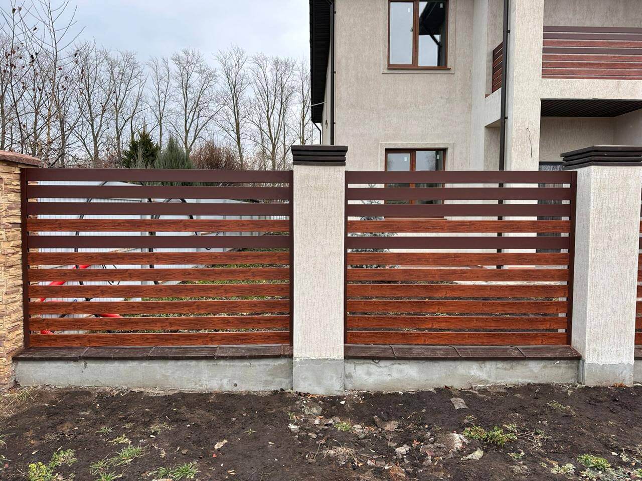 Забор-ранчо из металлопланкена 10м RAL8017 Шоколад МАТТЕ + Темное Дерево (Printech) фото 4 в Переславле-Залесском