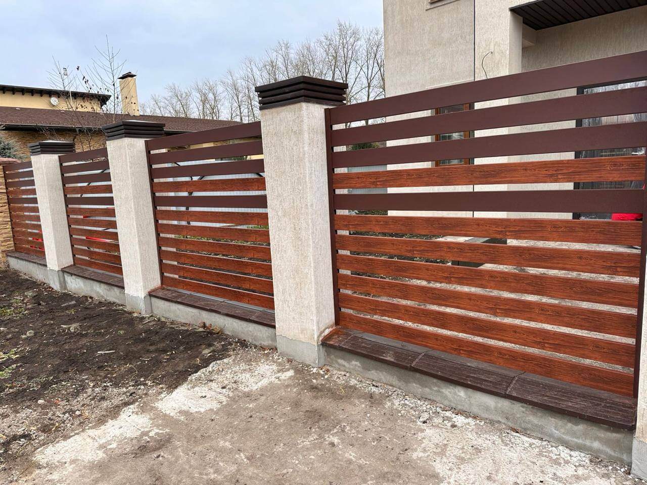 Забор-ранчо из металлопланкена 10м RAL8017 Шоколад МАТТЕ + Темное Дерево (Printech) в Переславле-Залесском