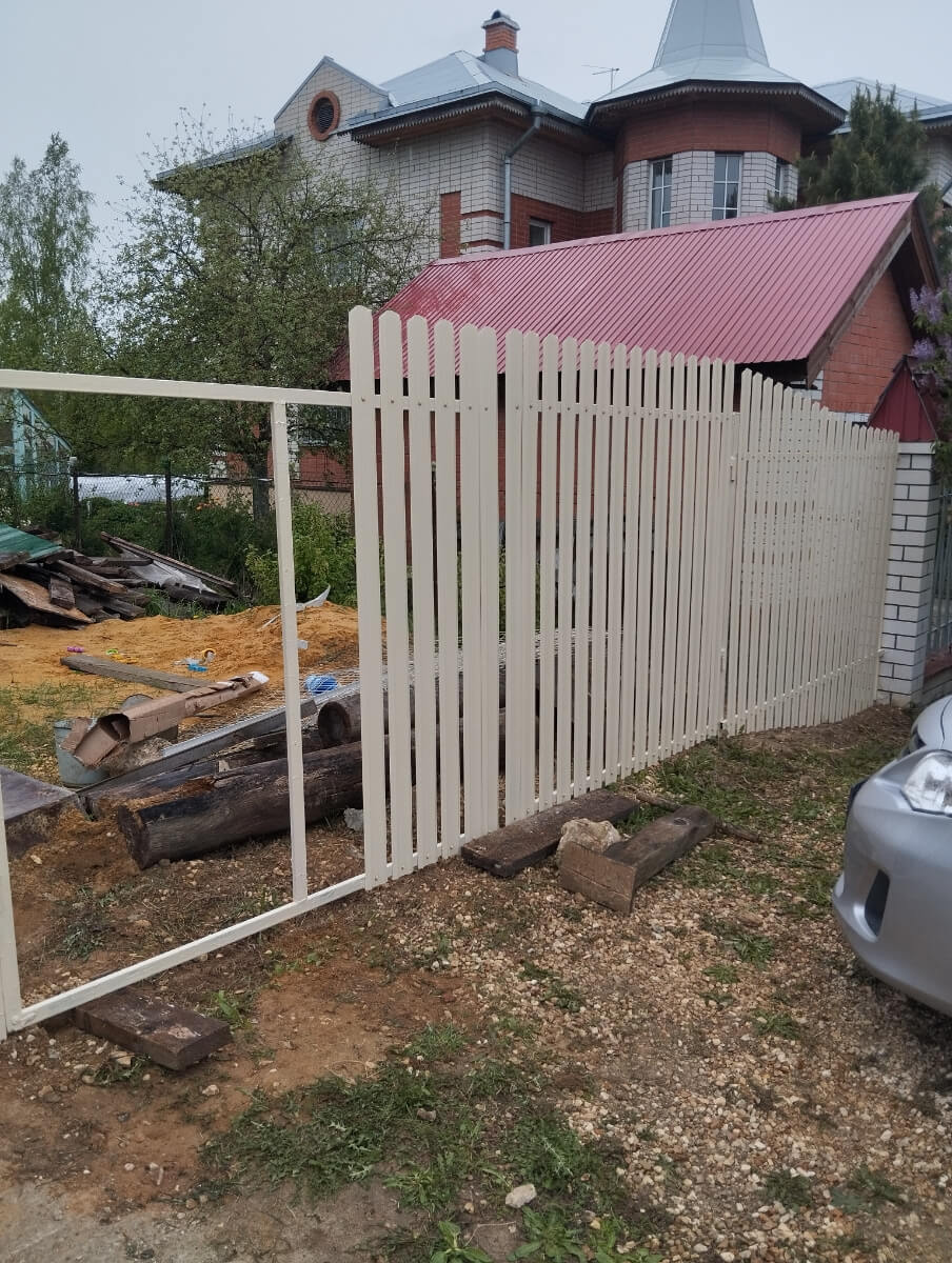 Забор из евроштакетника 9м RAL1015/1015 Слоновая Кость двусторонний фото 4 в Переславле-Залесском