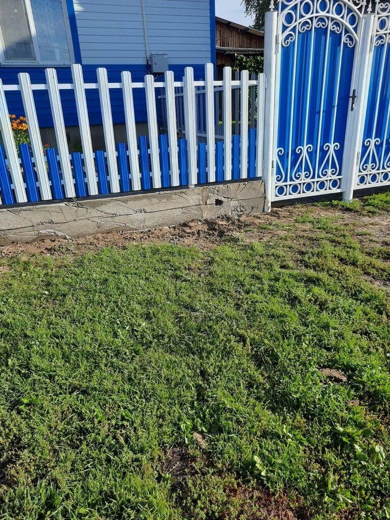 Забор из евроштакетника 14м RAL9003 Белый, RAL5005 Синий Сигнал фото 2 в Переславле-Залесском