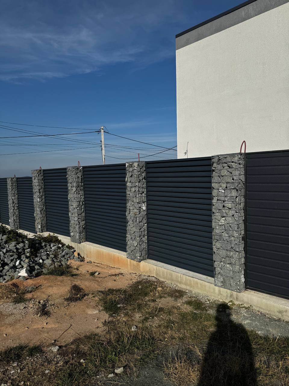 Забор-жалюзи из ламелей ЭКО-Z-US усиленных 36м RAL7024/7024 Серый Графит двусторонний МАТТЕ фото 6 в Переславле-Залесском