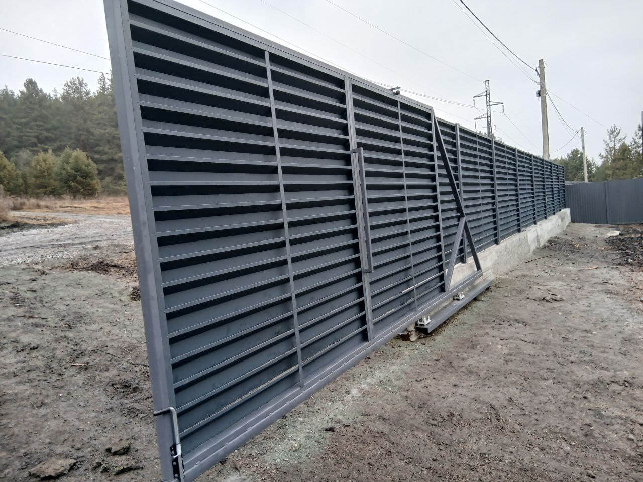 Забор-жалюзи из ламелей Хай-Тек 37м RAL7024/7024 Серый Графит двусторонний МАТТЕ фото 7 в Переславле-Залесском
