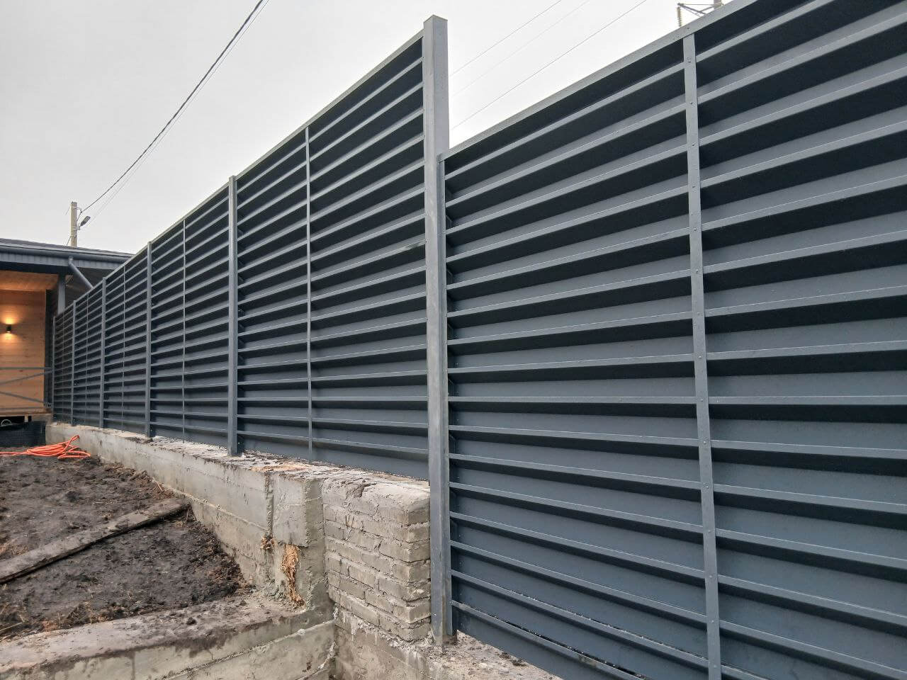 Забор-жалюзи из ламелей Хай-Тек 37м RAL7024/7024 Серый Графит двусторонний МАТТЕ фото 6 в Переславле-Залесском