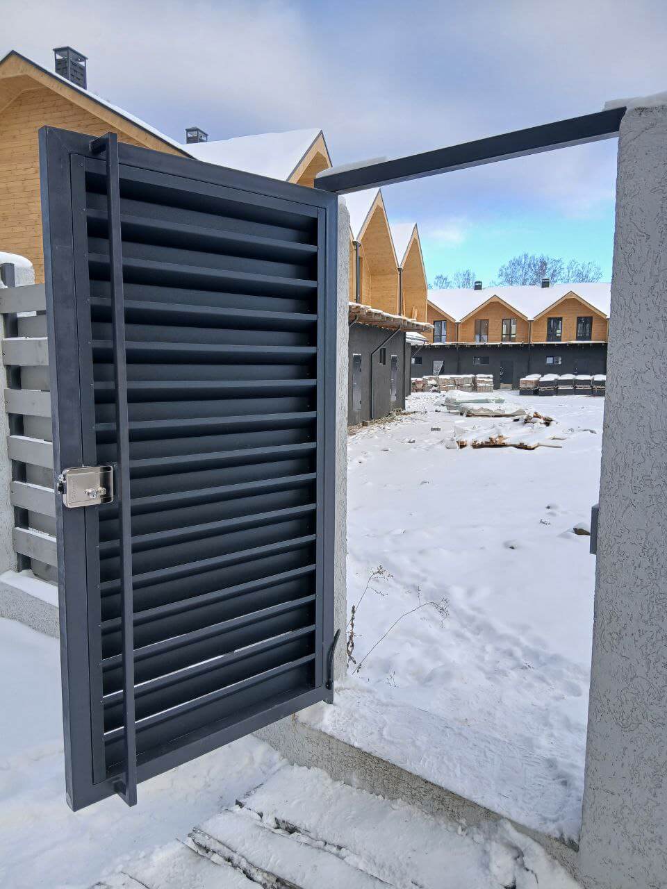 Входная группа из ламелей Хай-Тек RAL7024/7024 Серый Графит двусторонний МАТТЕ фото 21 в Переславле-Залесском