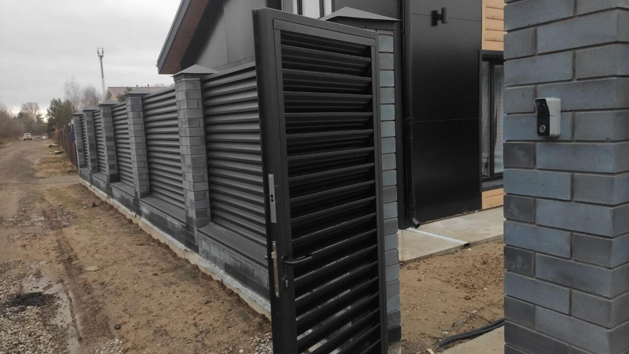 Забор-жалюзи из ламелей ЭКО-Z 17м RAL9005/9005 Черный МАТТЕ фото 1 в Переславле-Залесском