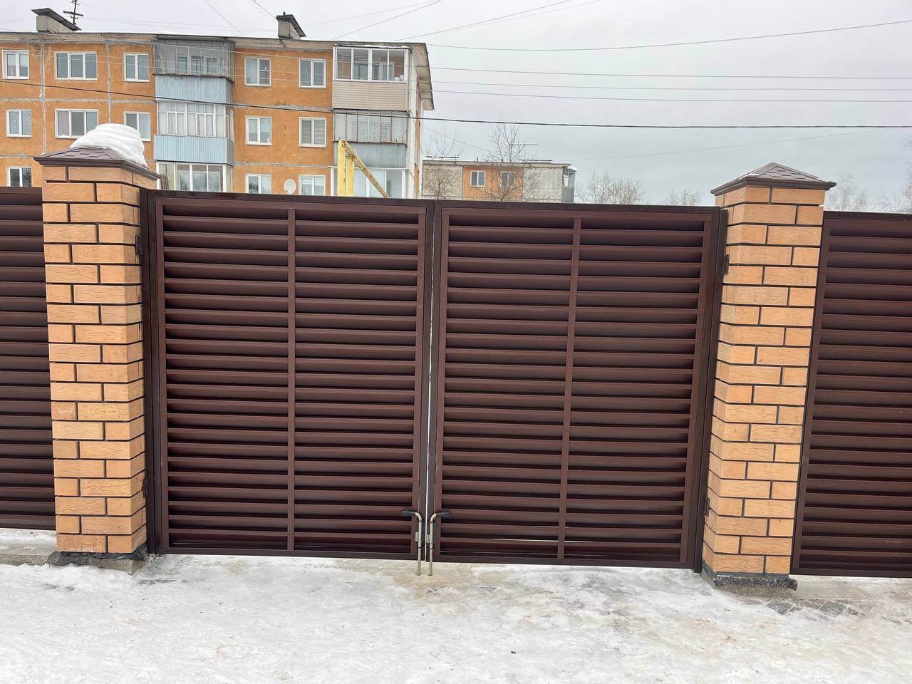 Забор-жалюзи из ламелей ЭКО-Z 87м RAL8017/8017 Шоколад двусторонний МАТТЕ фото 9 в Переславле-Залесском