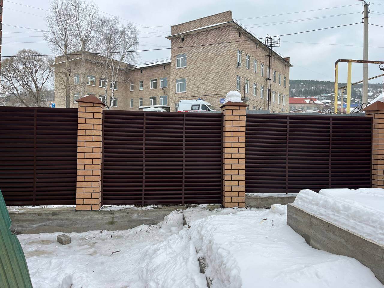 Забор-жалюзи из ламелей ЭКО-Z 87м RAL8017/8017 Шоколад двусторонний МАТТЕ фото 16 в Переславле-Залесском