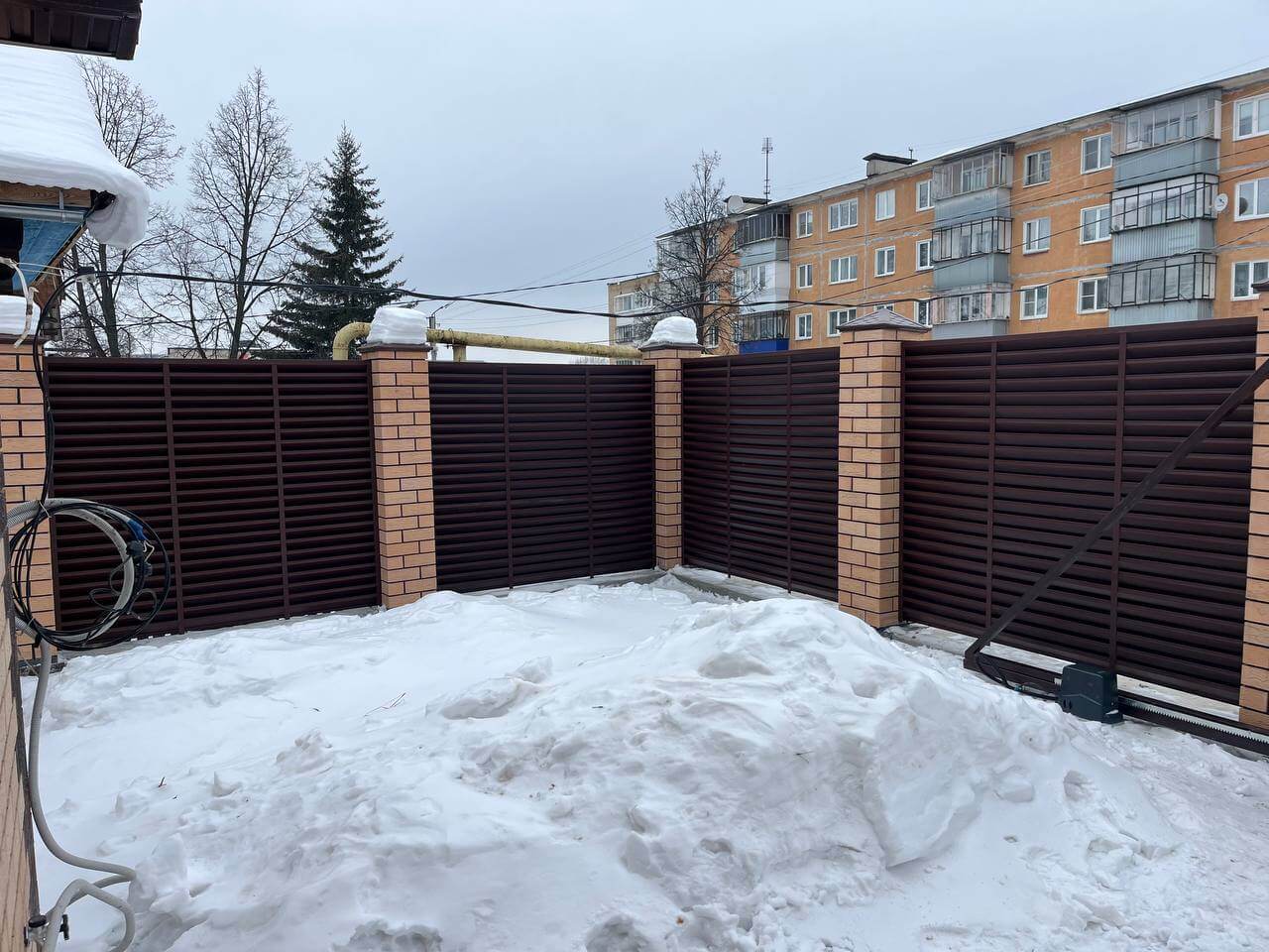 Забор-жалюзи из ламелей ЭКО-Z 87м RAL8017/8017 Шоколад двусторонний МАТТЕ фото 11 в Переславле-Залесском
