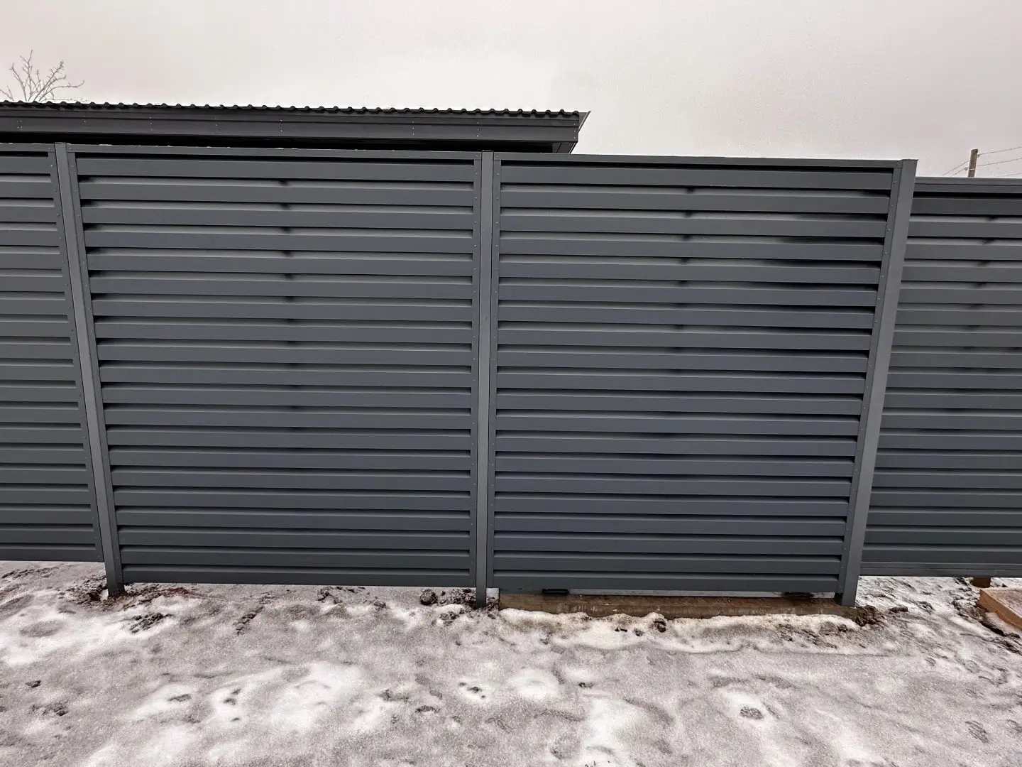 Забор-жалюзи из ламелей Хай-Тек 20м RAL7024/7024 Серый Графит двусторонний МАТТЕ фото 2 в Переславле-Залесском