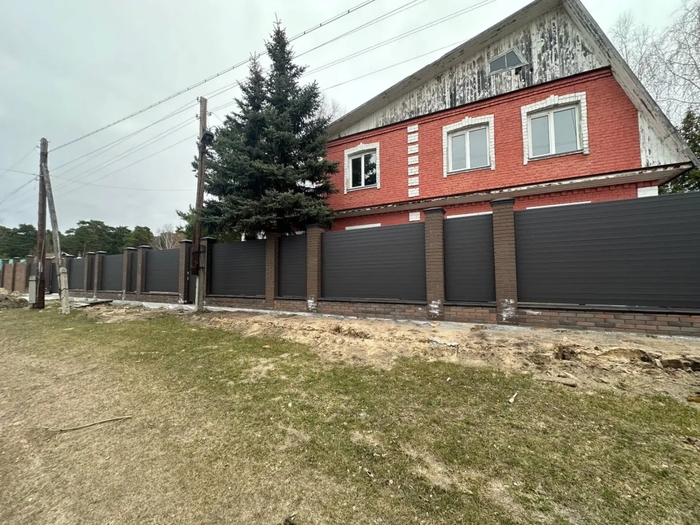Забор-ранчо из металлического планкена 28м RAL8019 Темный Шоколад МАТТЕ фото 2 в Переславле-Залесском