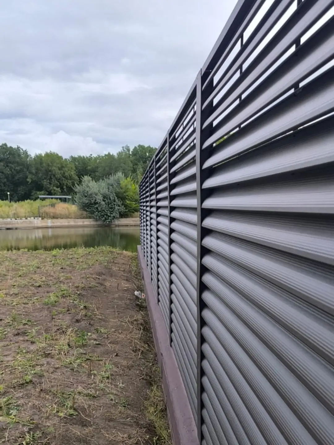 Забор-жалюзи из ламелей еврожалюзи 86м RAL8019/8019 Темный Шоколад двусторонний МАТТЕ фото 7 в Переславле-Залесском