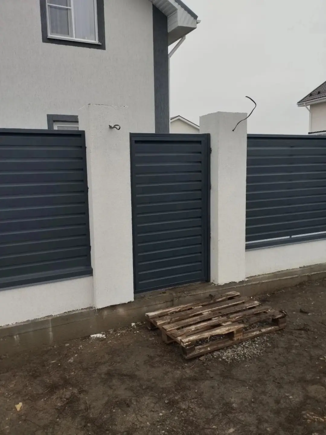 Забор-жалюзи из ламелей Хай-Тек 12м RAL7024 Серый Графит МАТТЕ фото 1 в Переславле-Залесском