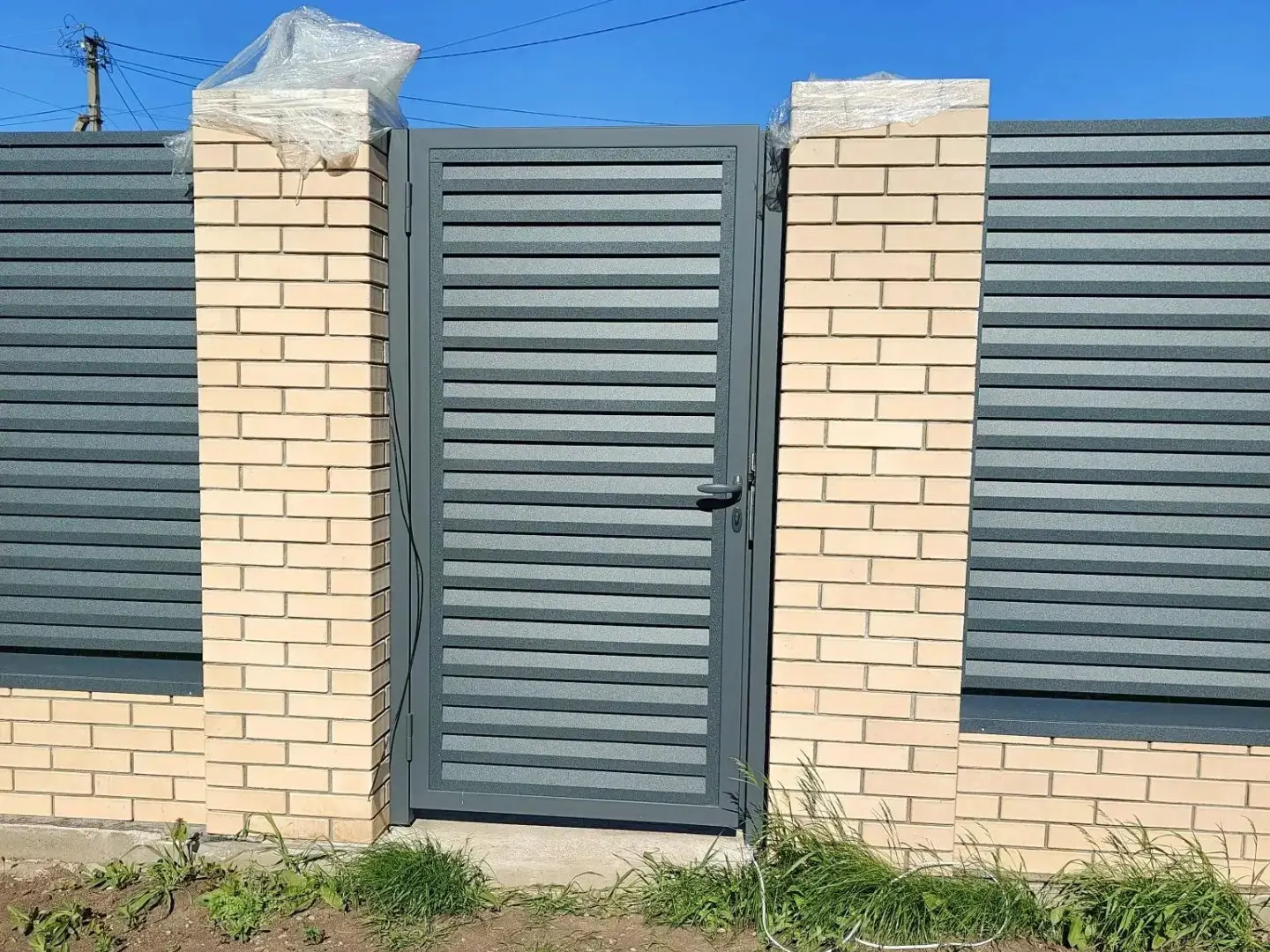 Забор-жалюзи из ламелей Реснички 16м RAL7024 Серый Графит Стальной Бархат фото 2 в Переславле-Залесском