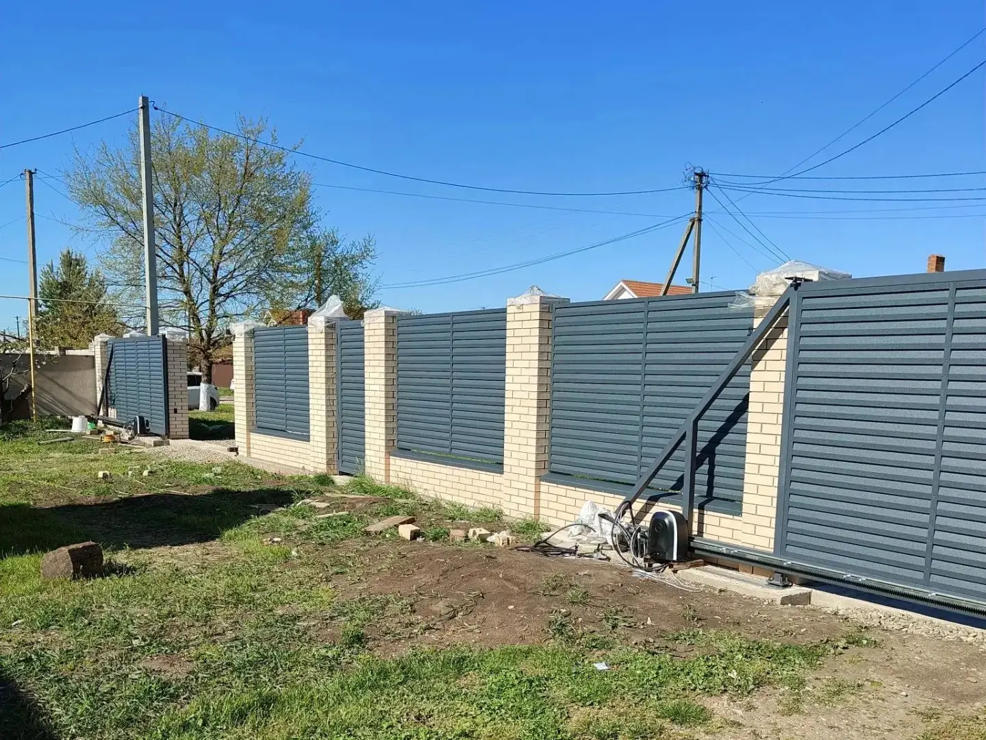 Забор-жалюзи из ламелей Реснички 16м RAL7024 Серый Графит Стальной Бархат фото 1 в Переславле-Залесском